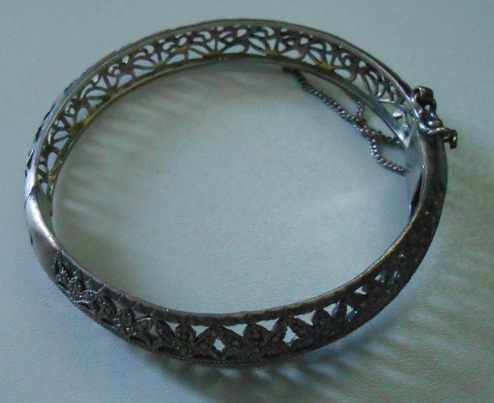 BEAUTIFUL 925 BRACELET ALL ITEMS ARE SOLD AS IS, WHERE IS, WITH NO GUARANTEE OR WARRANTY. NO REFUNDS