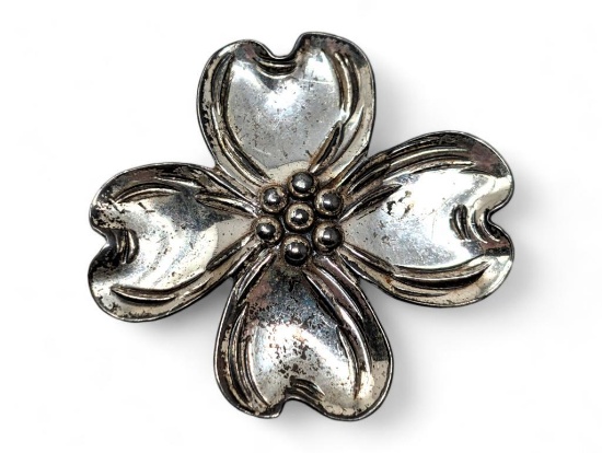 MARKED BEAU .925 STERLING SILVER DOGWOOD BROOCH. THE PISTOL OF THE FLOWER FEATURES SILVER BALLS