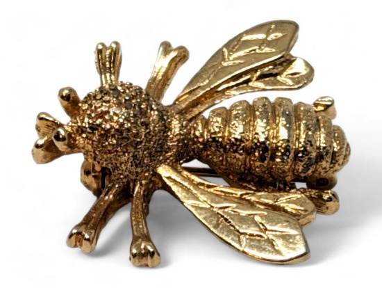 SARAH COVENTRY GOLD TONE BUMBLE BEE BROOCH. MARKED ON THE BACK "SARAH". IT MEASURES APPROXIMATELY 1"