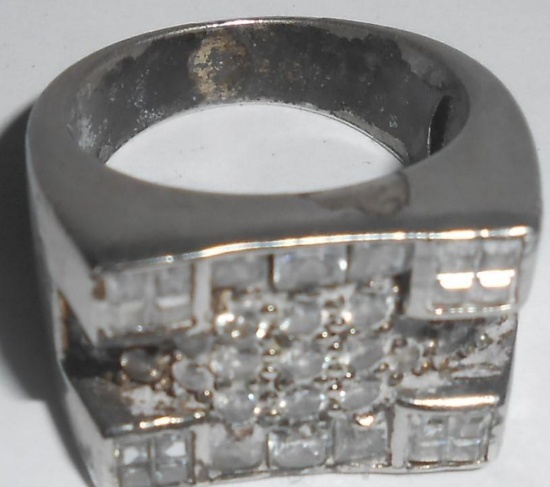 LOVELY 925 RING ALL ITEMS ARE SOLD AS IS, WHERE IS, WITH NO GUARANTEE OR WARRANTY. NO REFUNDS OR