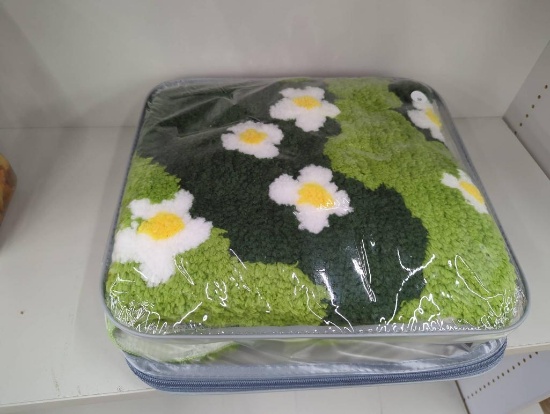Green Floral Round Shag Rug with Daisies