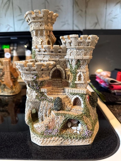 David Winter St. Georges Castle Hand-Painted Sculpture,
