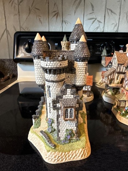 David Winter Scottish Collection Macbeths Castle , 8.5 Inches Tall