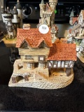 David Winter Market Street Handcrafted Figurine, 4.5 Inches Tall