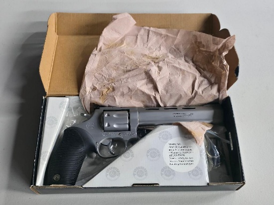 Taurus Tracker 17, .17 HMR, 165mm, 7 shot Revolver, comes in original box, is in excellent condition