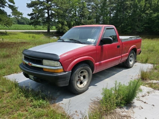 1998 Chevrolet S-10 Regular Cab 4.3L V6 Short-Bed Pickup