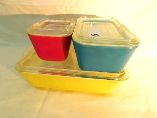 Group of 3 Pyrex Refrigerator Dishes with Lids