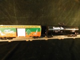 Lionel #6-26243 and 6-17900 Christmas 99 Boxcar and Sante Fe Unibody Tank Car 2 Pieces