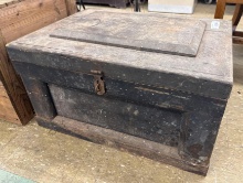 Vintage, hinged box with tray