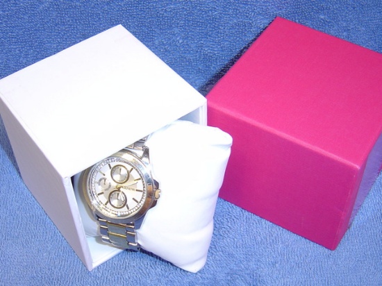 LADIES GENEVA GLD/SLV WATCH LARGE RUNNING SCUFFS