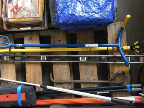 Claw Light Bulb Pole and 4' Level
