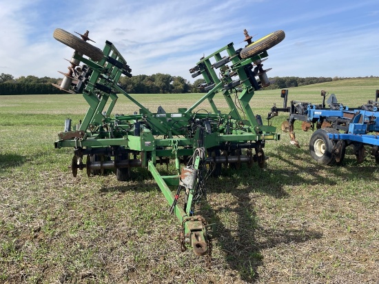 John Deere 20' Disc Chisel