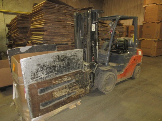 2011 Toyota 8FGY25 Forklift