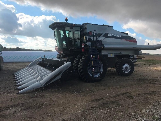 Gleaner S67 Combine