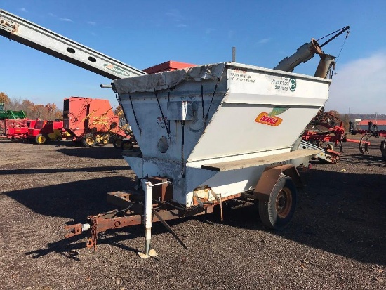 Single axle seed/feed wagon with scales and tarp