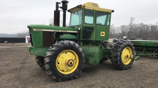 John Deere 7520