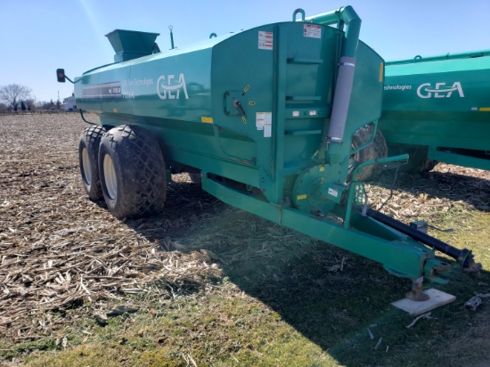 Houle mod. EL-54 6000 gal. liquid manure tanker