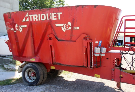 Triolet 1200 vertical feed mixer