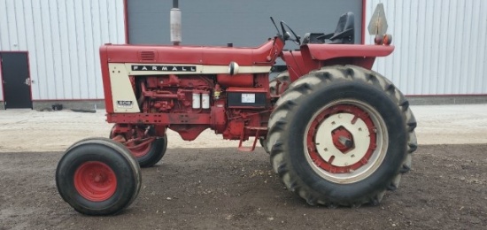 1967 Farmall 806 2WD Tractor