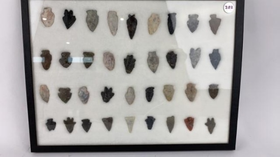 (36) Small Arrow Head Points in Frame