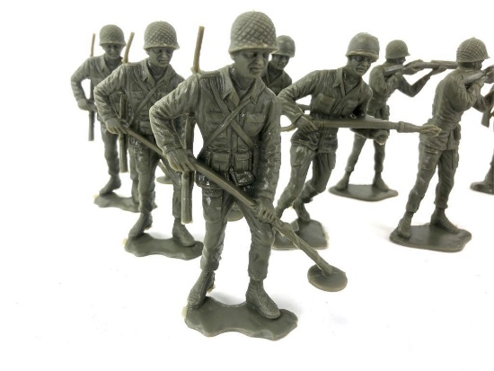 (14) 5.5" Vintage Plastic Soldiers