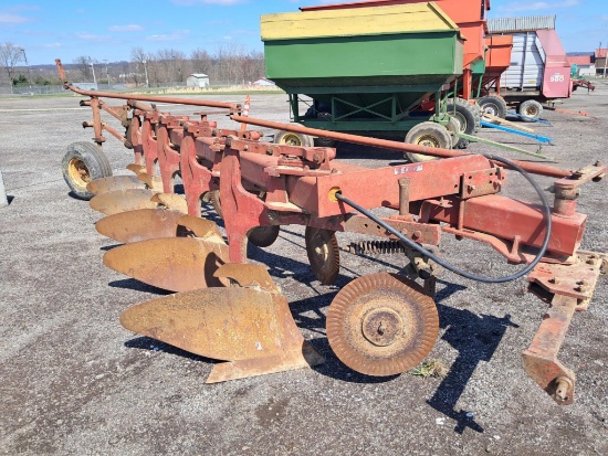 International 720 5 Bottom Plow
