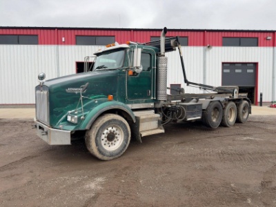 2005 Kenworth T800 Roll-Off Truck