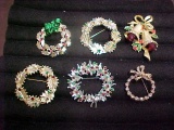 Great lot of Christmas brooches wreaths & bells