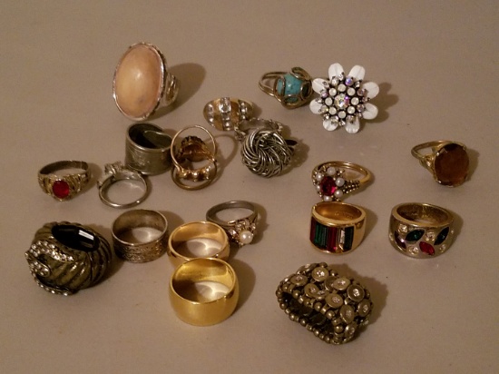 Big lot of costume jewelry rings