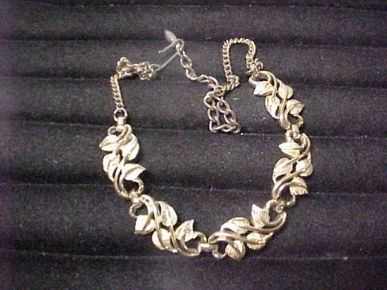 Signed Coro vintage 15" necklace