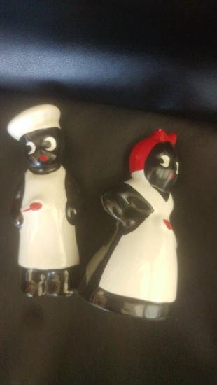 4.5" tall vintage Black Americana salt/pepper set