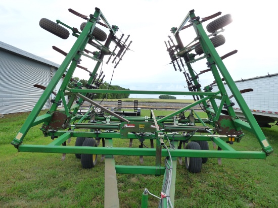 John Deere 610 33' Chisel Plow