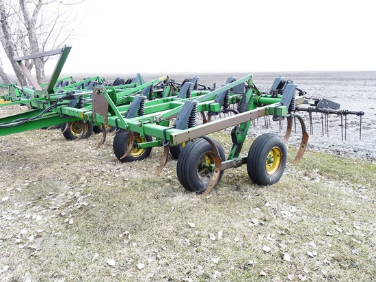 John Deere 610 27' Chisel Plow with Heavy Duty Harrows