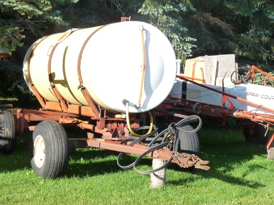 1000 Gallon Fiber Glass Tank on Heavy Duty Running Gear