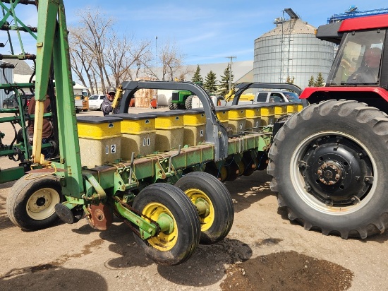 JD 7100 12-Row 22" Planter