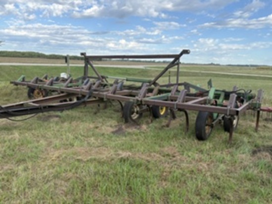 JD #610 26' Chisel Plow w/Harrows