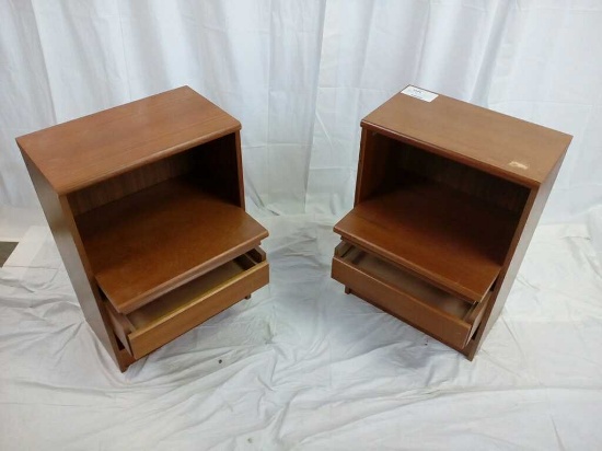 PAIR OF LIGHT WOOD NIGHT STANDS/SIDE TABLES.