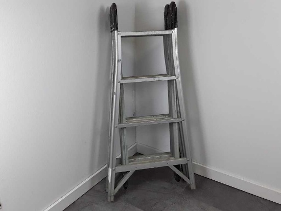 COLLAPSABLE FOLDING LADDER