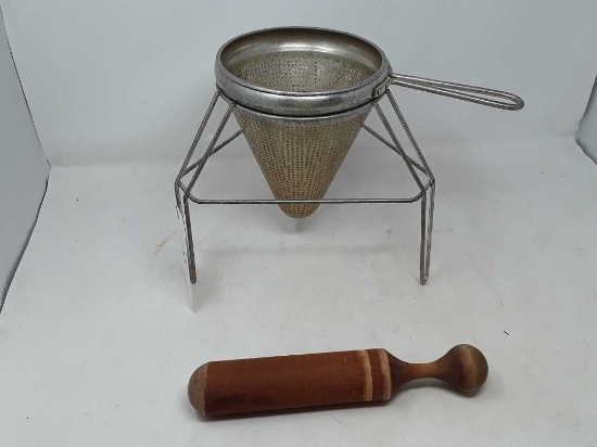 VINTAGE METAL STRAINER W/STAND & WOOD PESTLE