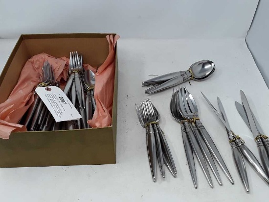 65 PIECE LISA JENKS SASAKI JAPAN FLATWARE