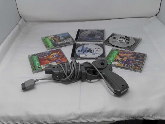 6 PLAYSTATION 1 GAMES AND PISTOL CONTROLLER