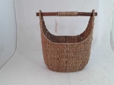 VTG WOVEN BASKET W/REMOVABLE WOOD HANDLE