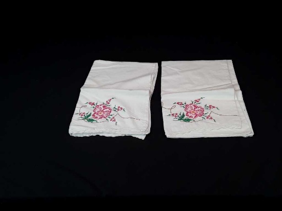 SET EMBROIDERED PILLOWCASES W/RED FLOWERS