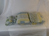 2 BED SPREADS / 4 PILLOW SHAMS