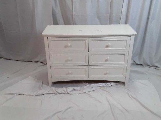 MEDIUM SIZED WHITE BEDROOM DRESSER