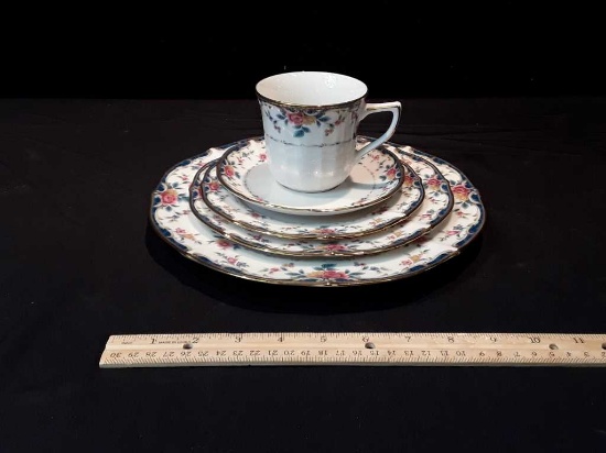 SINGULAR PLACE SETTING OF NORITAKE CHINA