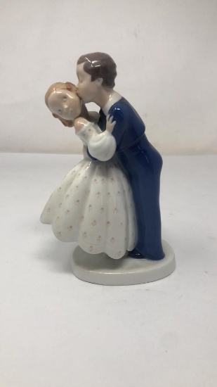 BING & GRNDAHL PORCELAIN FIGURINE "FIRST KISS"