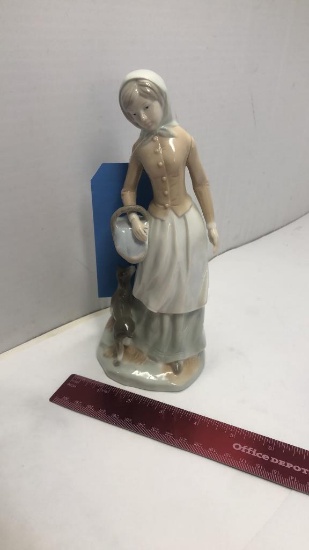 VINTGE KPM FIGURINE WOMAN W. LAMB & BASKET