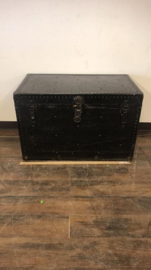 ANTIQUE TRAVEL/STEAMER TRUNK, PULL OUT DRAWER