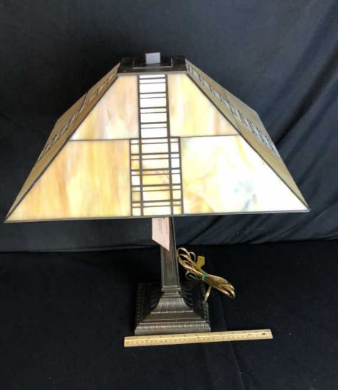 TIFFANY STYLE STAINED GLASS TABLE LAMP